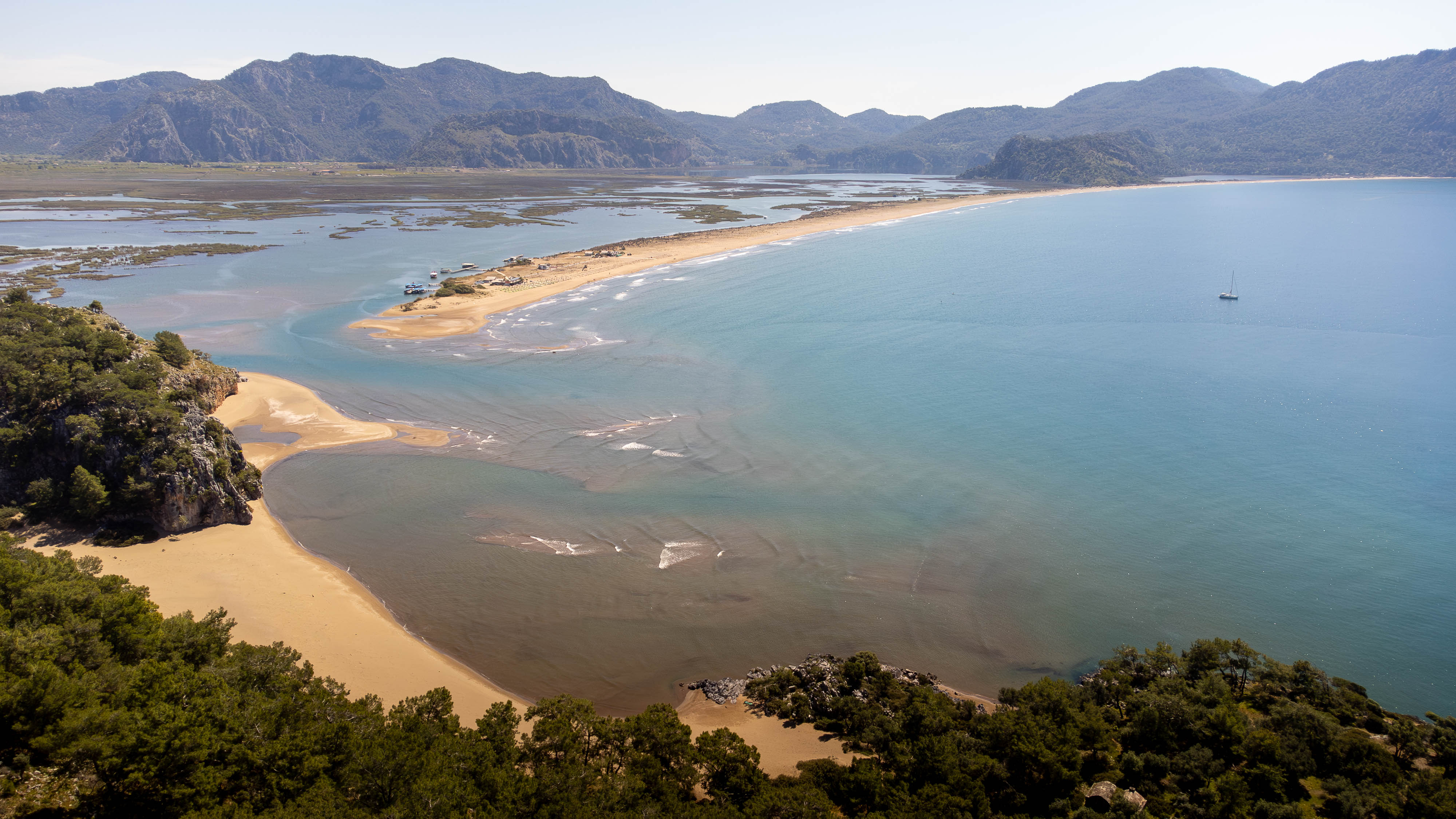 Restaurant met aanlegplaatsen in de baai van Fethiye